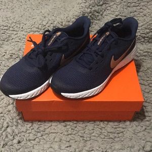 Nike Revolution 5 grade school kids running shoes